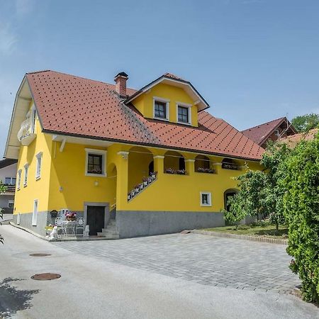 Apartma Ajda Komenda Exterior photo